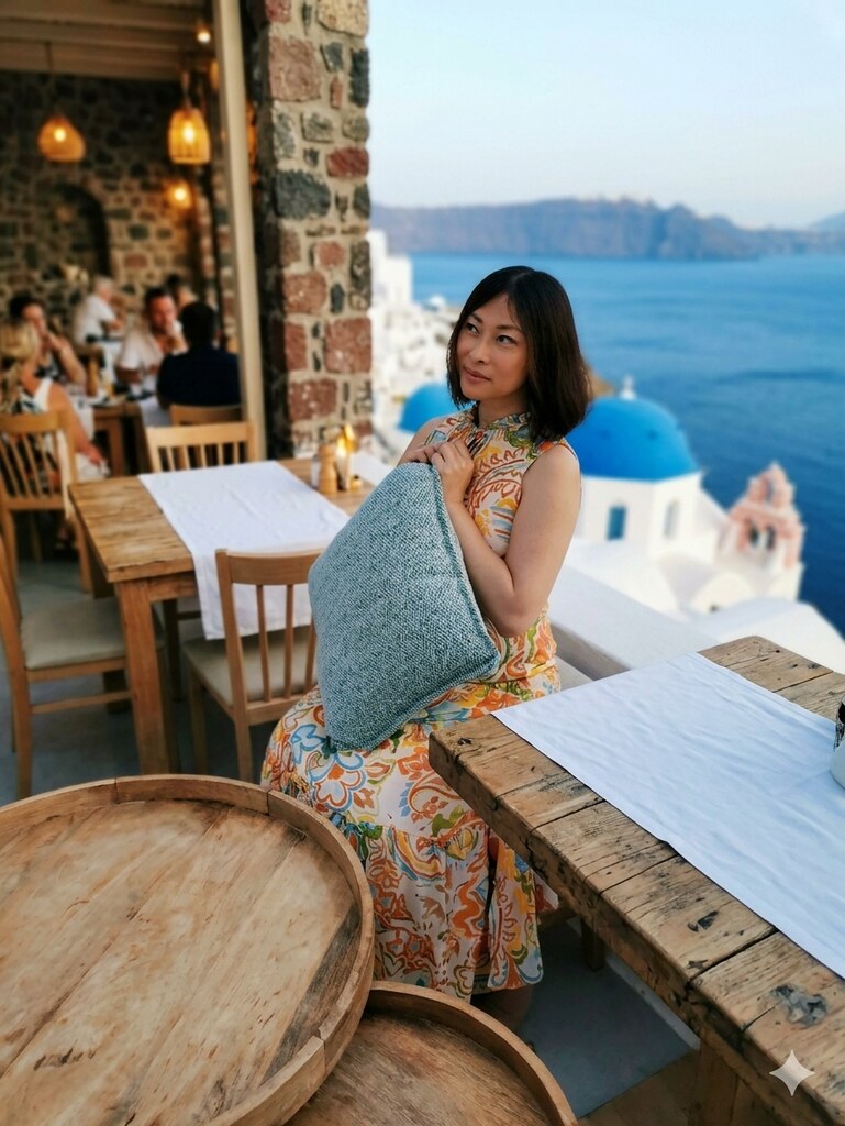 Ege Denizi ve Mavi Kubbeli Manzaralı Santorini Restoranında Yaz Akşamı