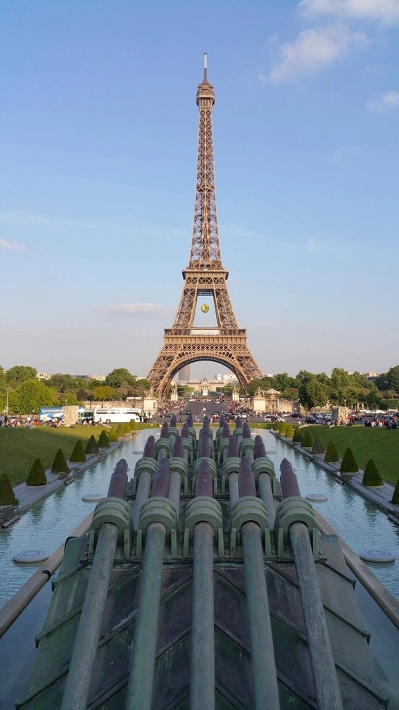 Eiffel Kulesi ve Trocadero Bahçelerinin Eşsiz Manzarası, Paris Seyahat Fotoğrafı