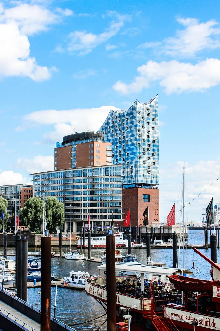 Elbphilharmonie ve Hamburg liman manzarası - şehir silüeti