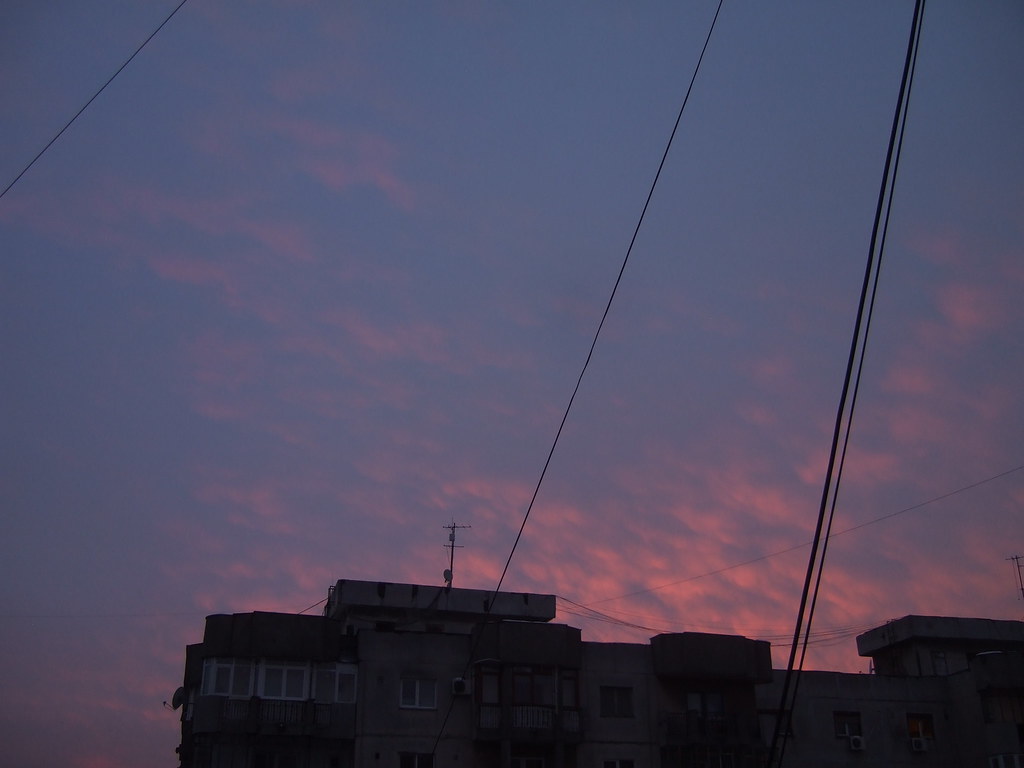 Elektrik Telleri Arasından Görünen Pastel Pembe Gün Batımı Gökyüzü