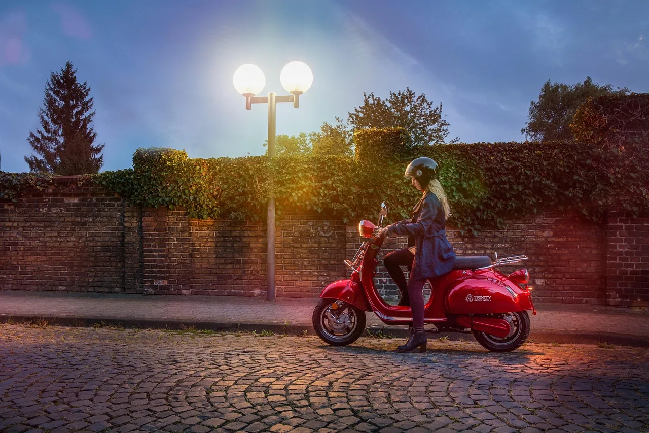 Elektrikli scooter şehir içi ulaşım aracı - çevre dostu