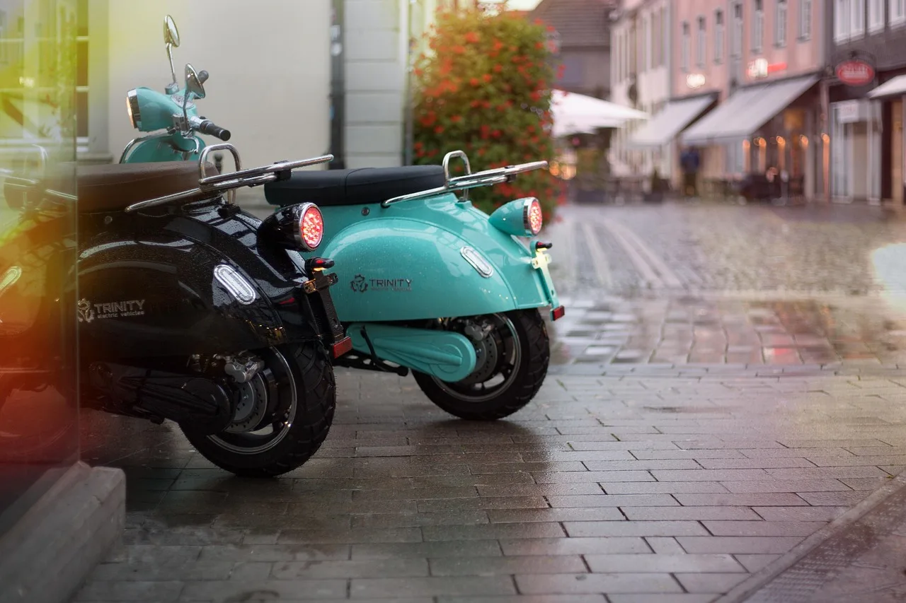 Elektrikli scooter şehirde sessiz yolculuk