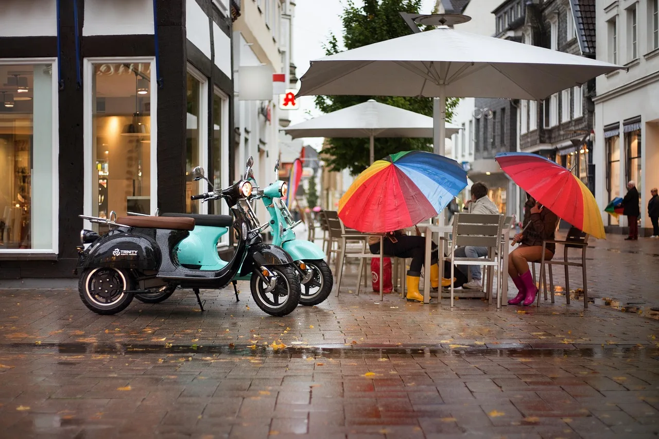 Elektrikli scooter ve yağmurlu sokak - retro atmosfer