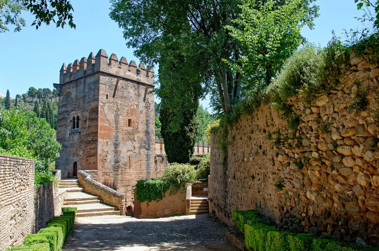 Elhamra Sarayı kuleleri - Granada tarihi yapı fotoğrafı