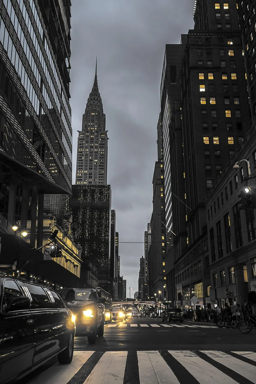 Empire State Binası gecede ışıklı şehir silueti