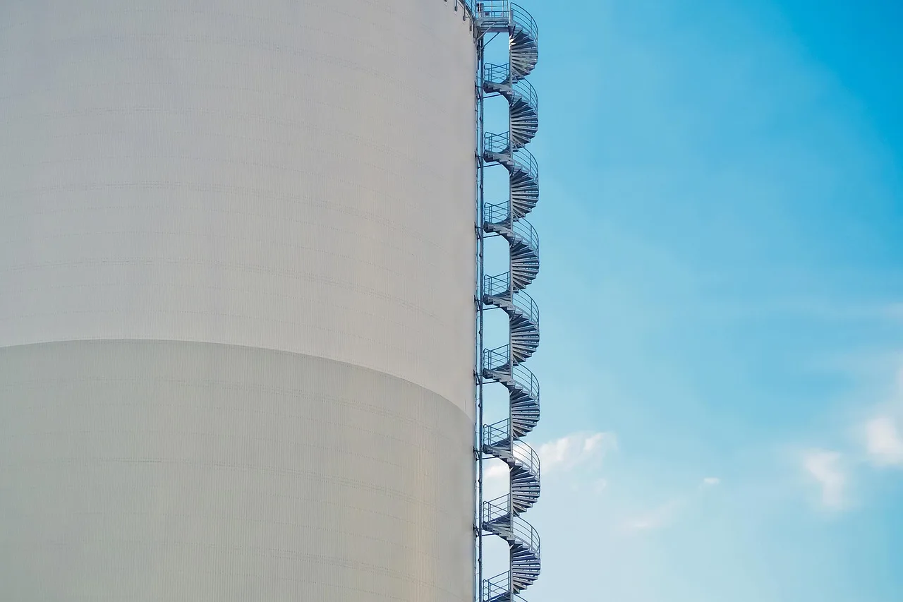 Endüstriyel beton silo ve acil merdiven fotoğrafı