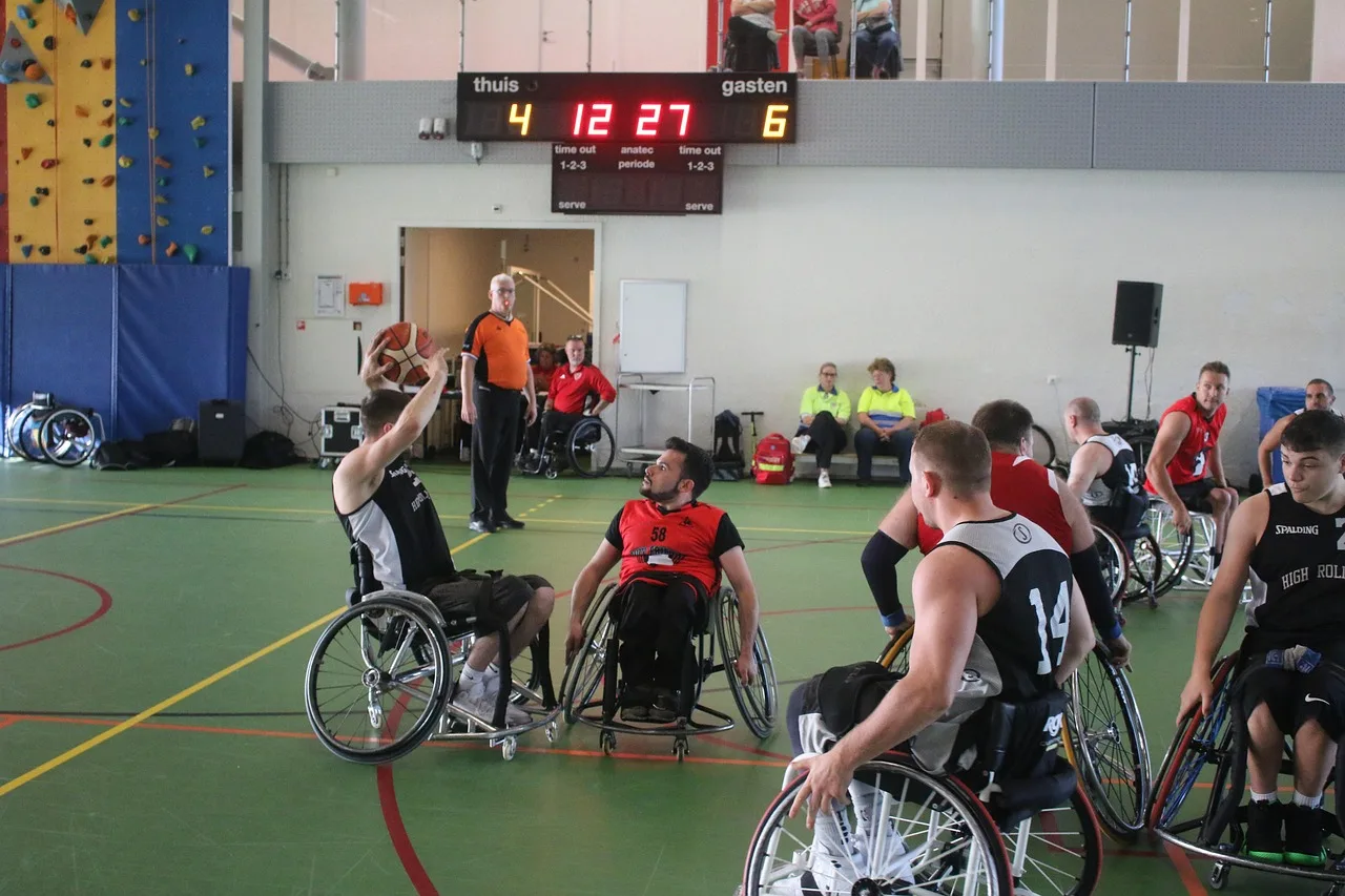 Engelli basketbol sporcusunun tekerlekli sandalyesi - dinamik hareket