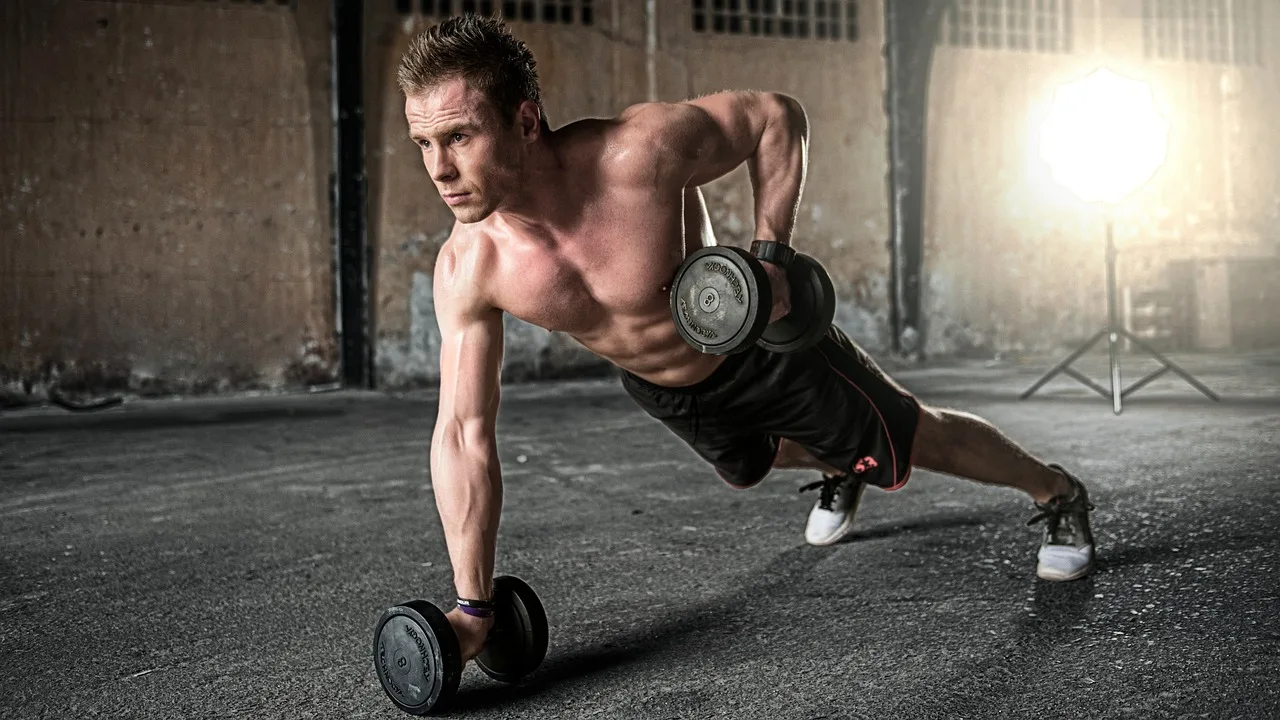 Erkek fitness antrenmanı dambıllı spor salonu