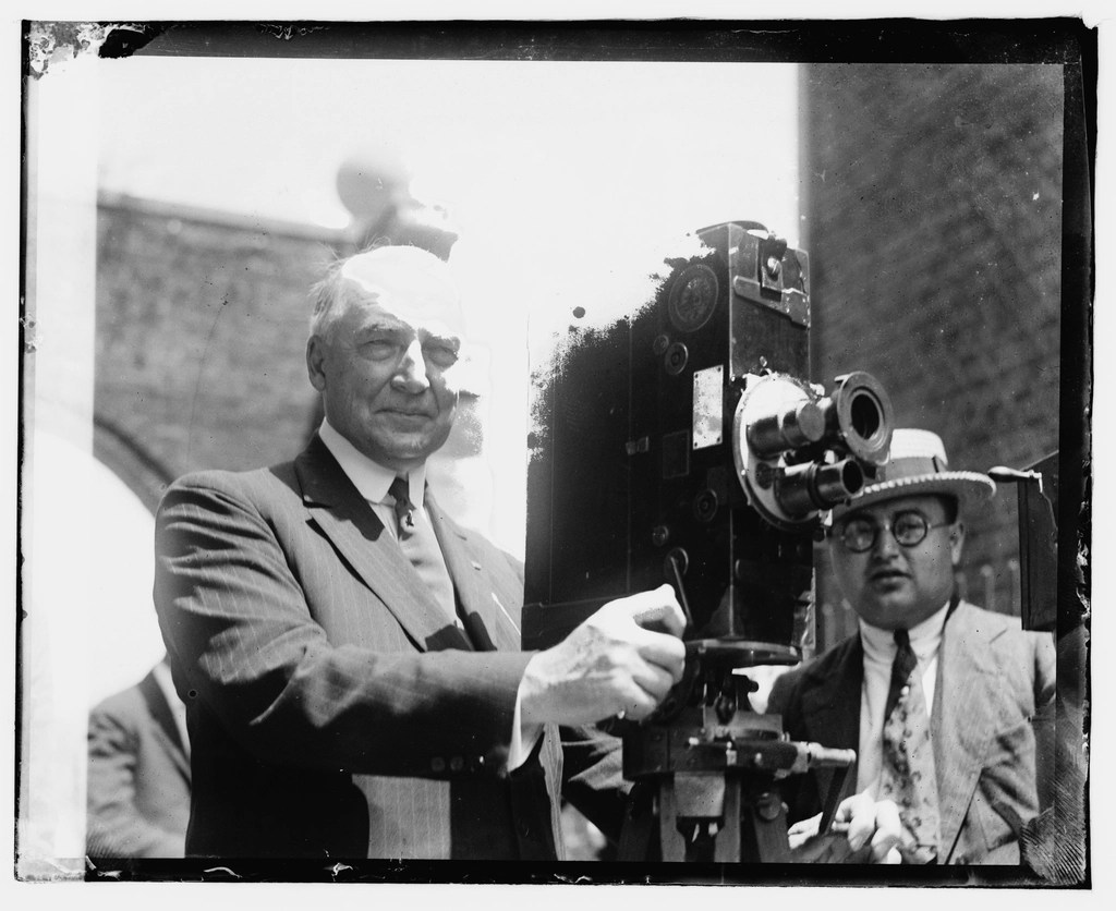Erken Dönem Sinema Setinde Vintage Film Kamerası ile Tarihi Çekim Anı