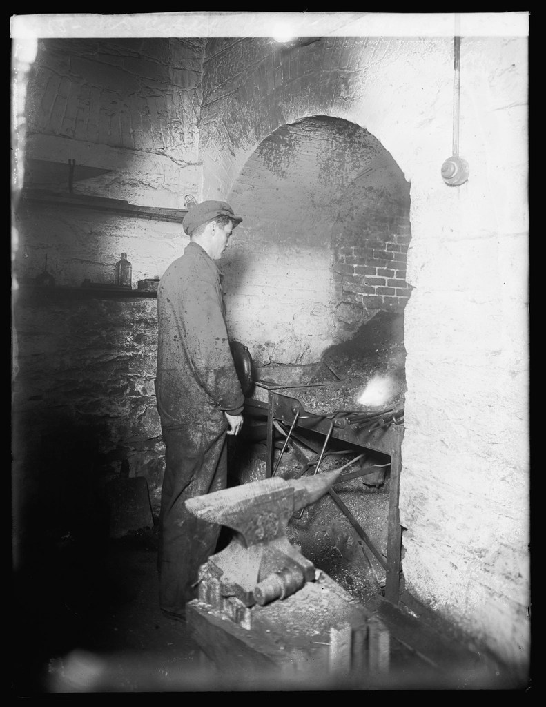 Eski Bir Demirci Atölyesinde Çalışan Ustanın Siyah Beyaz Tarihi Fotoğrafı