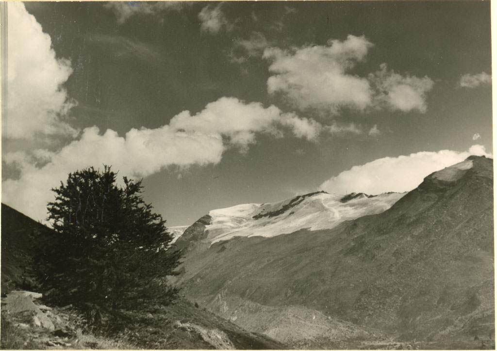 Eski Bir Fotoğrafta Bulutlu Gökyüzü ve Karlı Dağ Zirveleri Manzarası