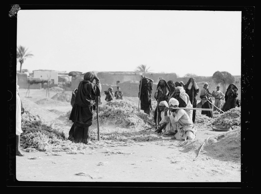 Eski bir köyde geleneksel kıyafetlerle tarlada çalışan halkın arşiv fotoğrafı