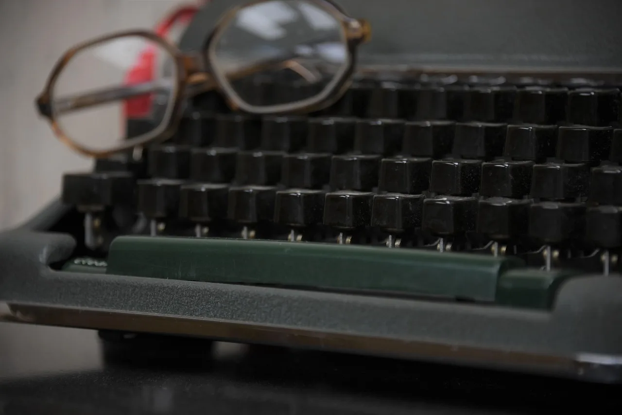 Eski daktilo ofis masasında vintage makine