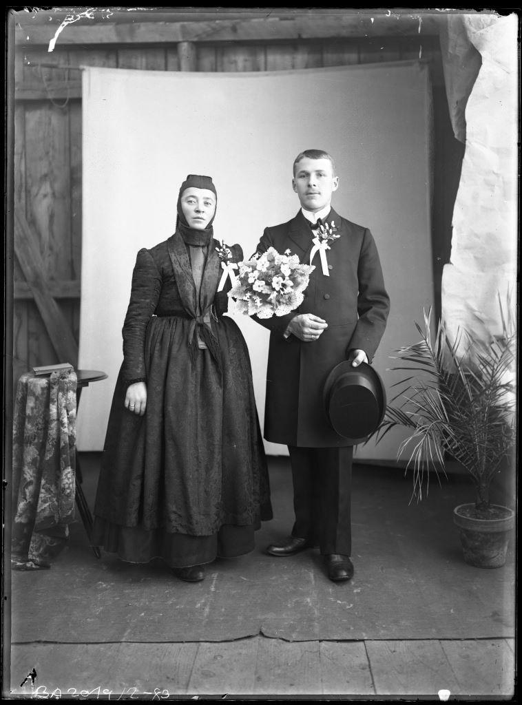 Eski Dönem Geleneksel Düğün Kıyafetleriyle Stüdyo Gelin ve Damat Fotoğrafı