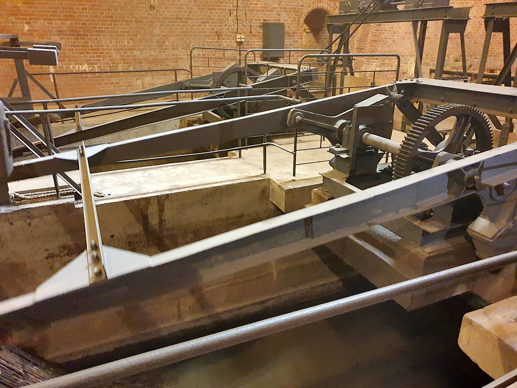 Eski Endüstriyel Tesisin İçindeki Tarihi Dişli Çarklar ve Metal Makineler