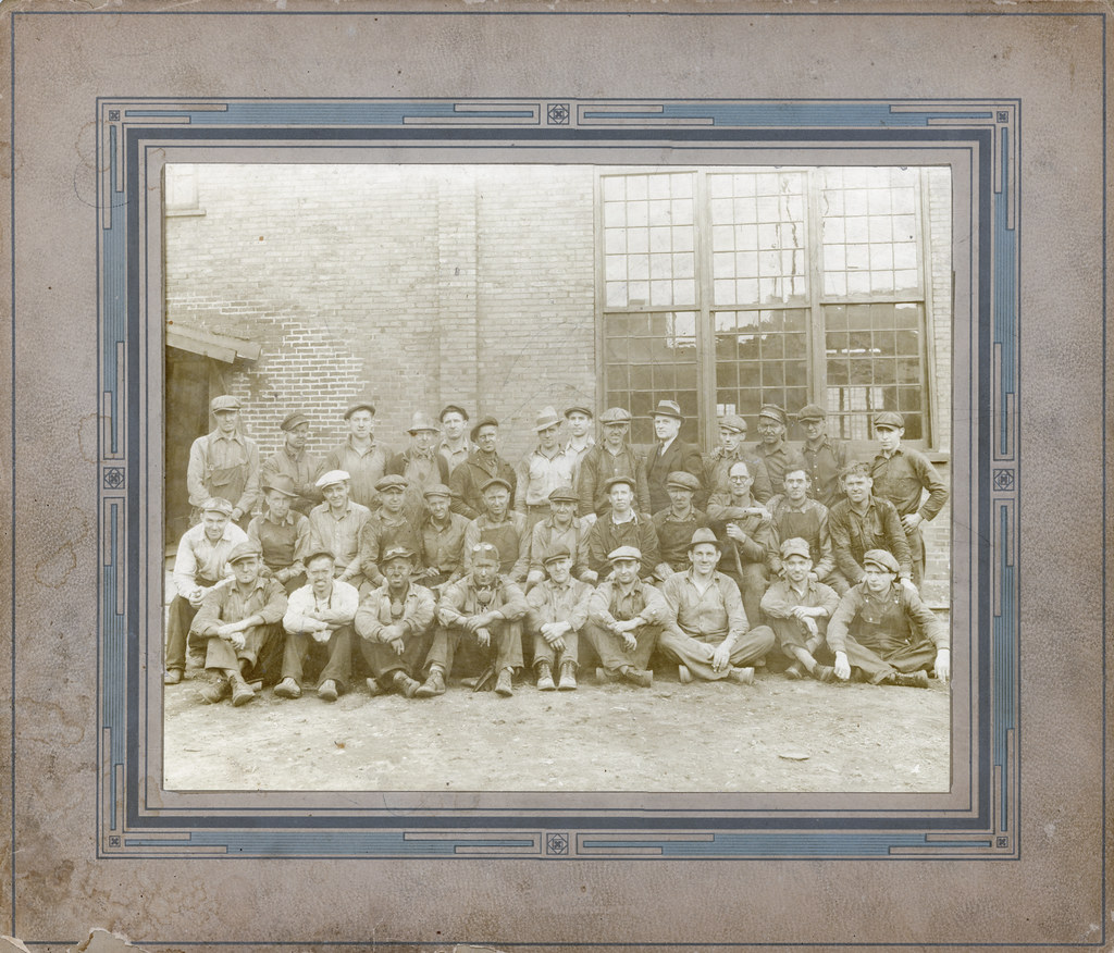 Eski Fabrika İşçileri Grup Fotoğrafı: Tarihsel Sanayi Mirası ve Nostalji