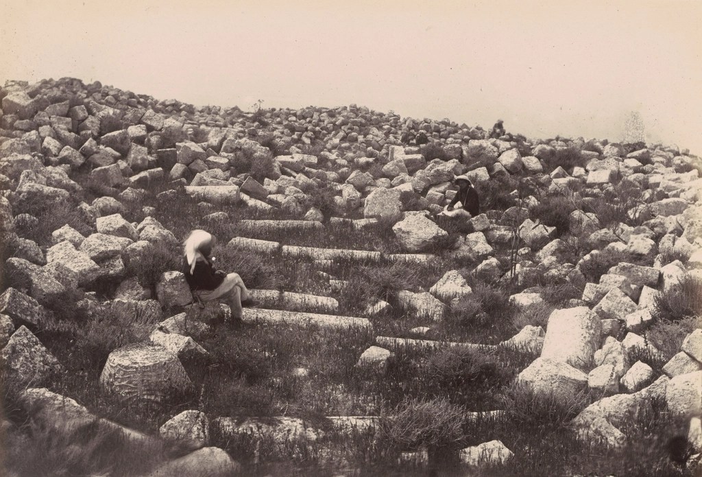 Eski Fotoğrafta Antik Taş Kalıntıları ve Üzerinde Oturan İnsanlar