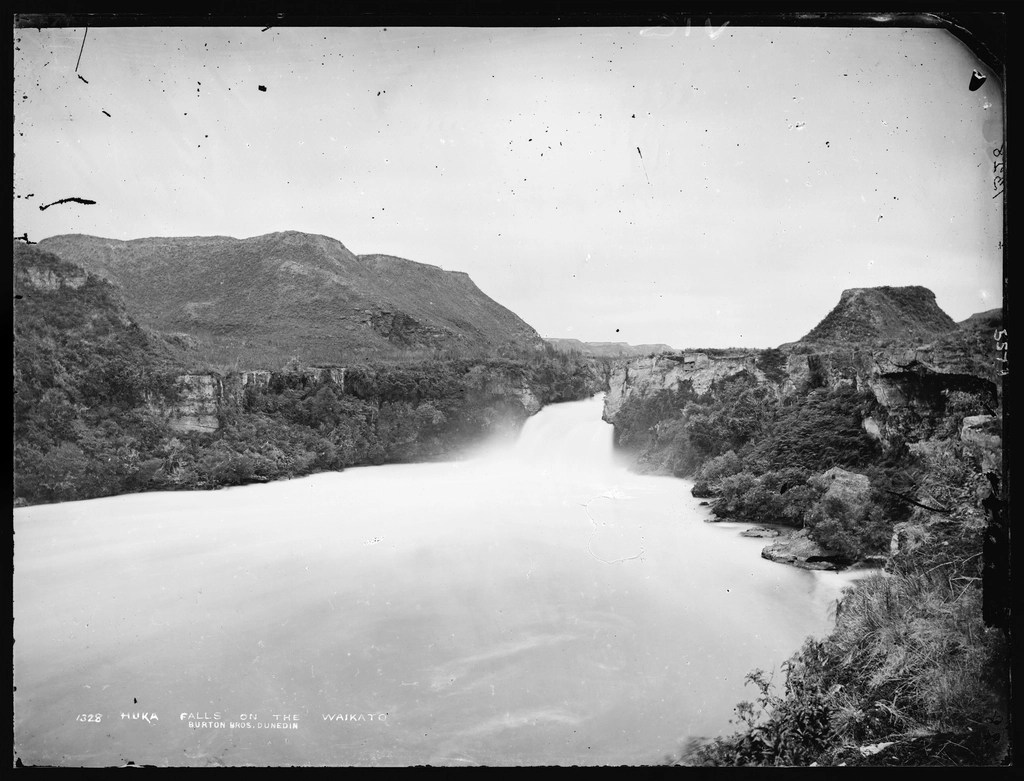 Eski Fotoğrafta Yeni Zelanda Huka Şelalesi ve Waikato Nehri Manzarası