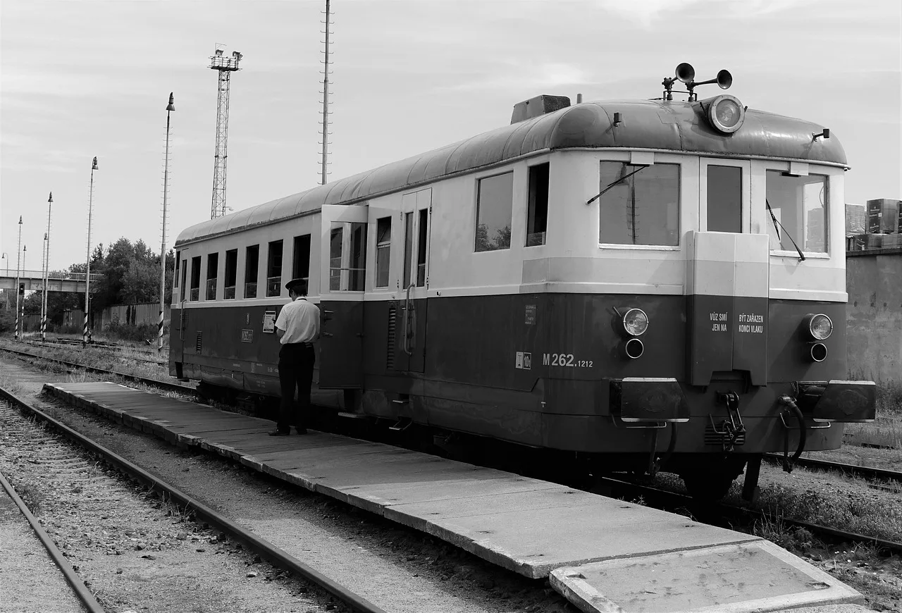 Eski gri tren Prag sokakları