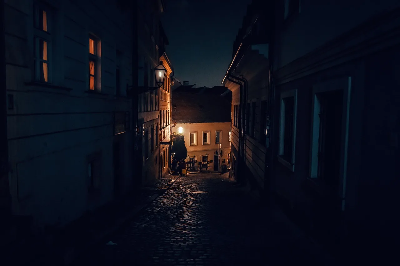 Eski şehir gece manzarası - tarihi ev ve sokak lambası