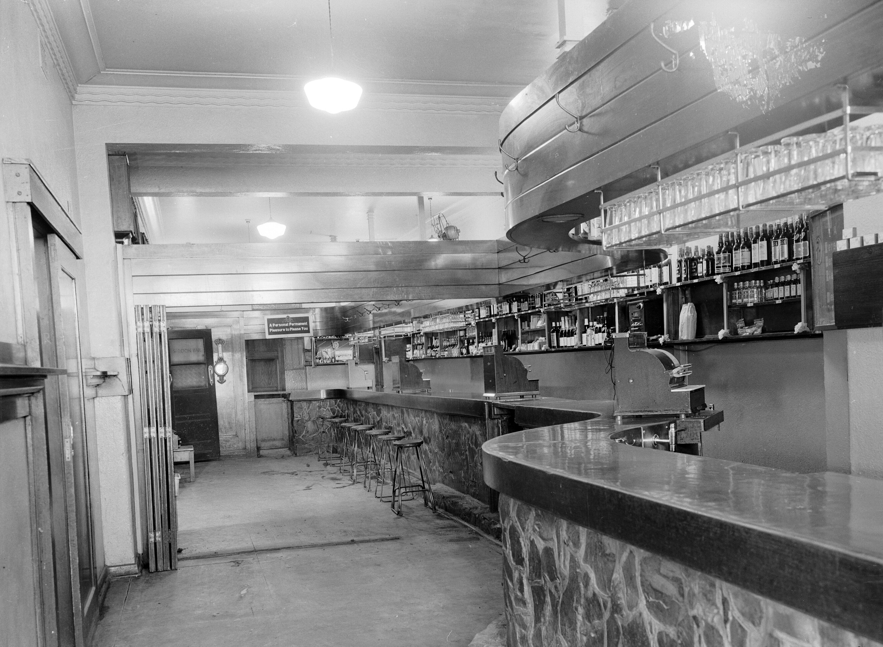 eski siyah beyaz bar iç mekanı, terk edilmiş retro mekan ve nostaljik atmosfer