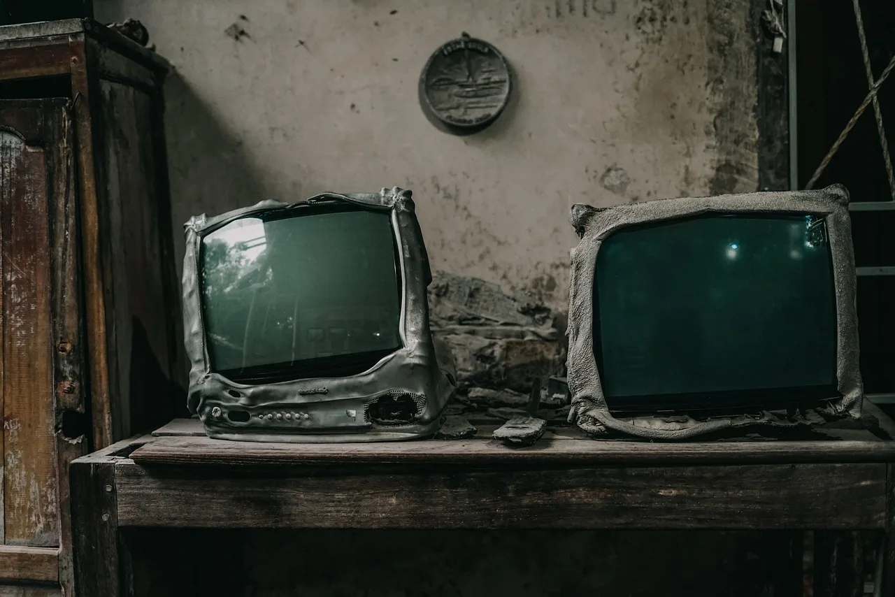 Eski televizyonlu oturma odası iç tasarımı