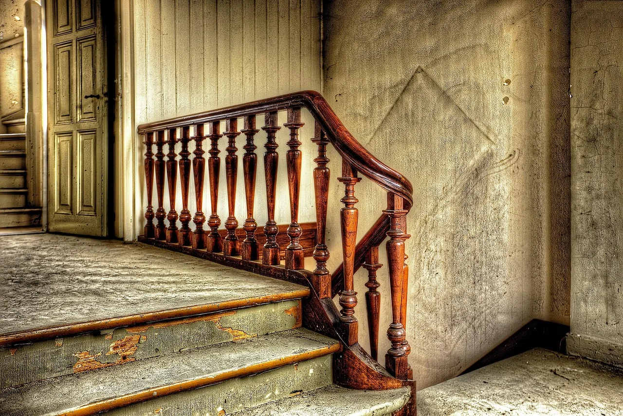Eski terk edilmiş ev merdivenleri - yıpranmış yapı