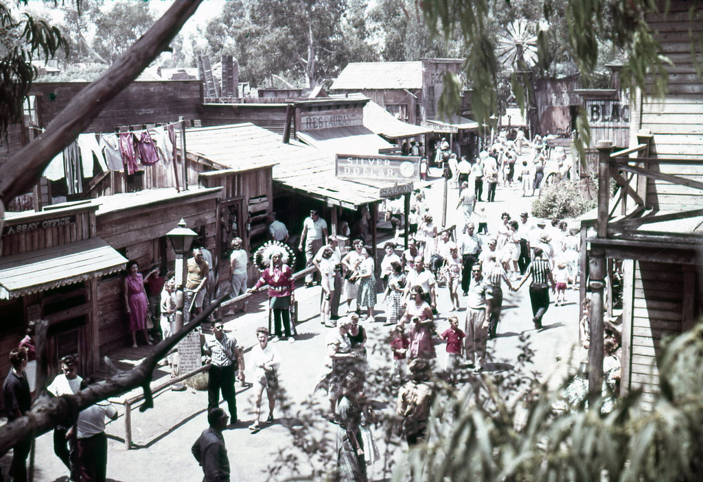 Eski Vahşi Batı Film Setinde Nostaljik Kalabalık Sokak ve Ahşap Binalar
