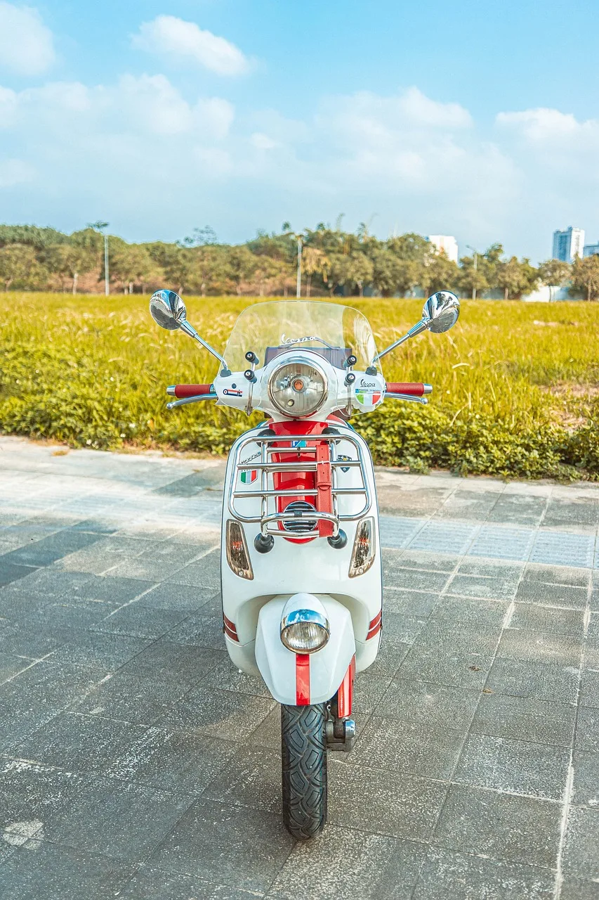 Eski Vespa scooter sokak fotoğrafı - retro motosiklet