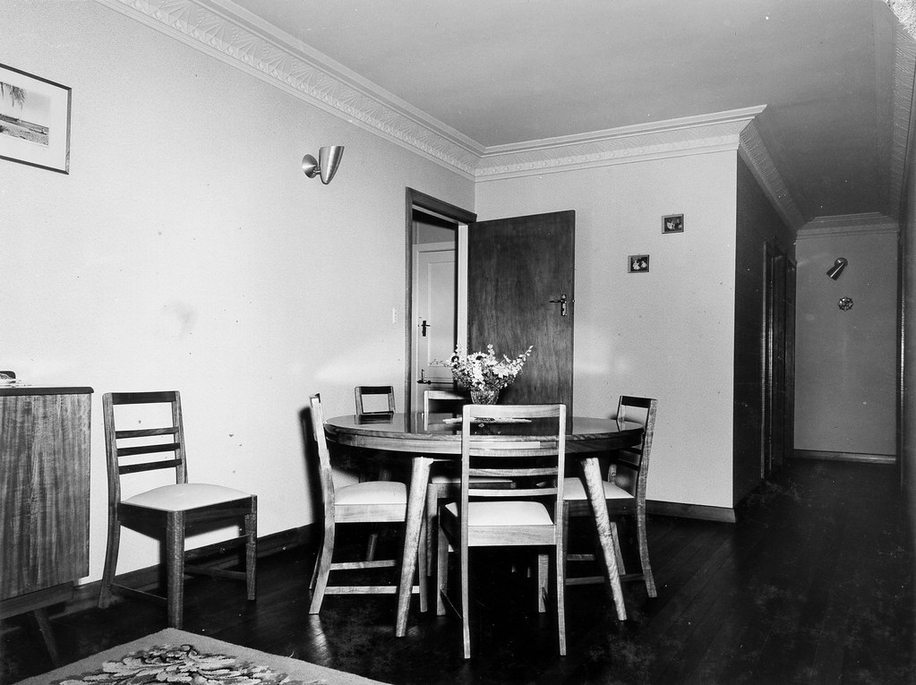 Eski Yemek Odasının Siyah Beyaz Nostaljik Detayları ve Retro Atmosferi