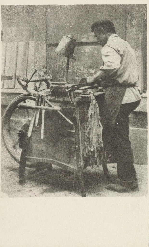 Eski Yıllarda Bisiklet Tamircisi Atölyesinde Çalışan Ustanın Nostaljik Fotoğrafı