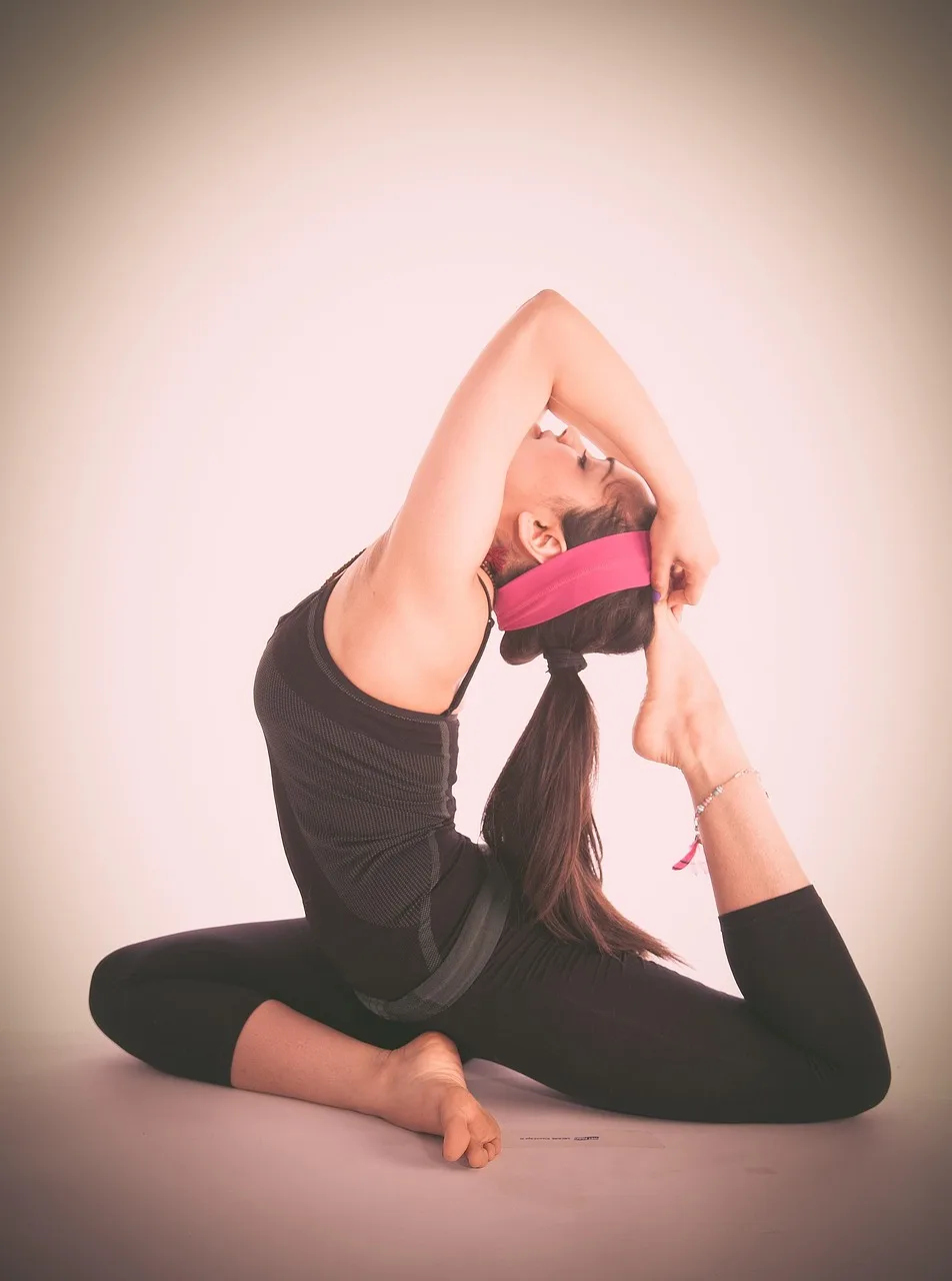 Esnek kadın yoga pozu - spor ve fitness