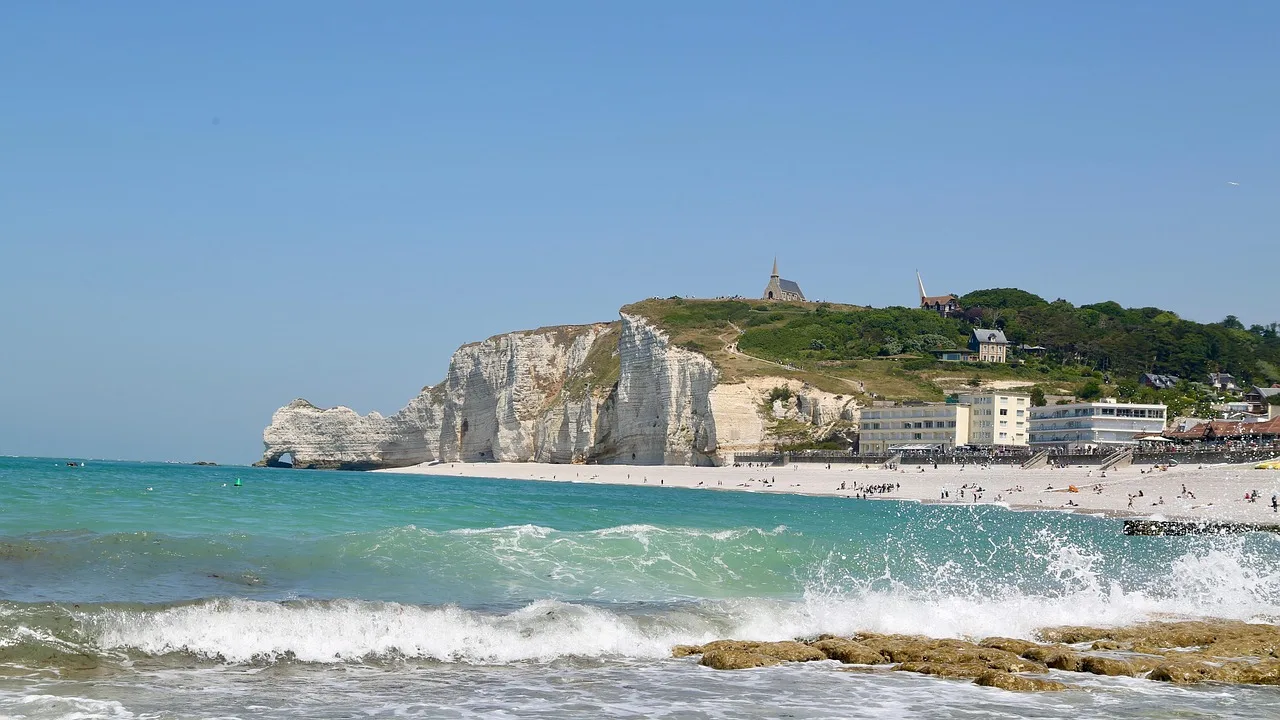 Etretat sahil şeridi dalga manzarası - turkuaz deniz