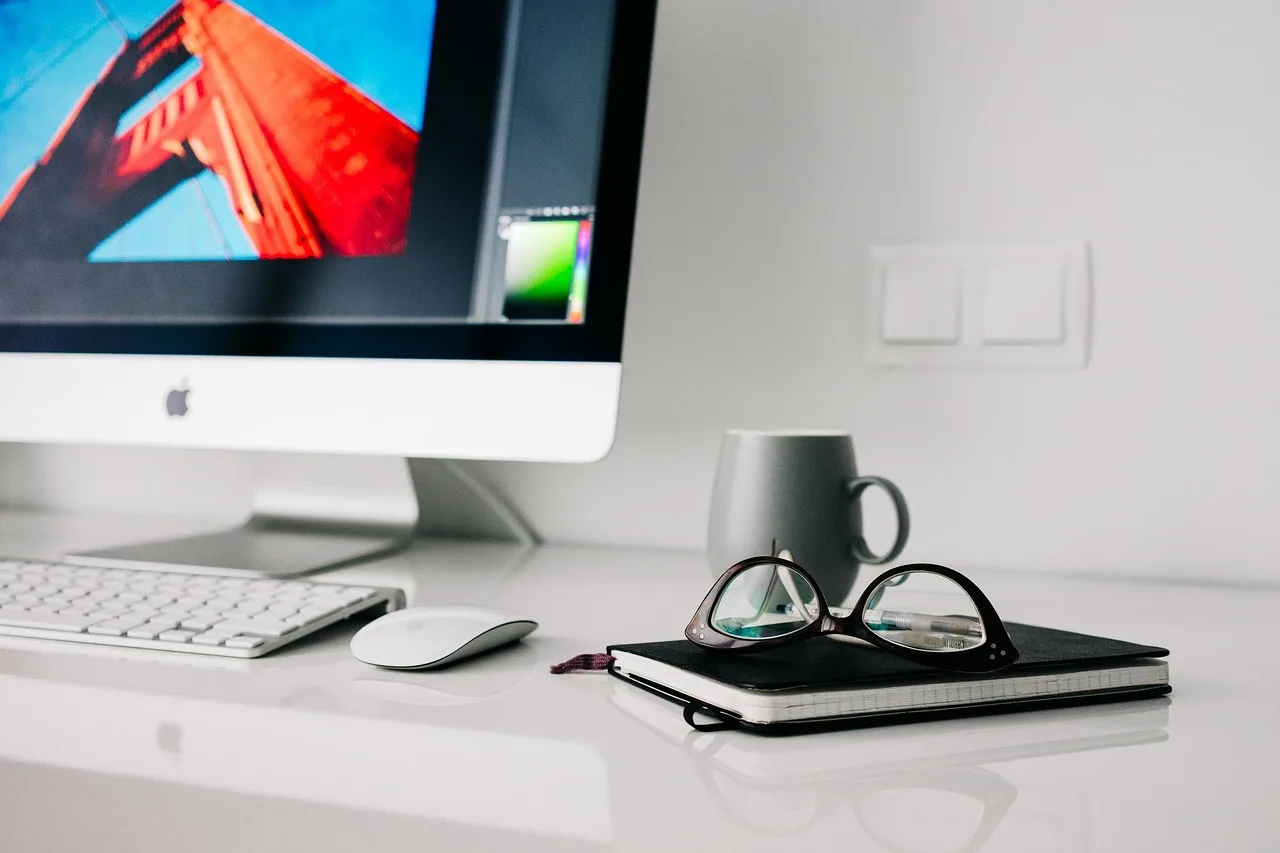 Ev ofis çalışma alanı modern bilgisayar masası