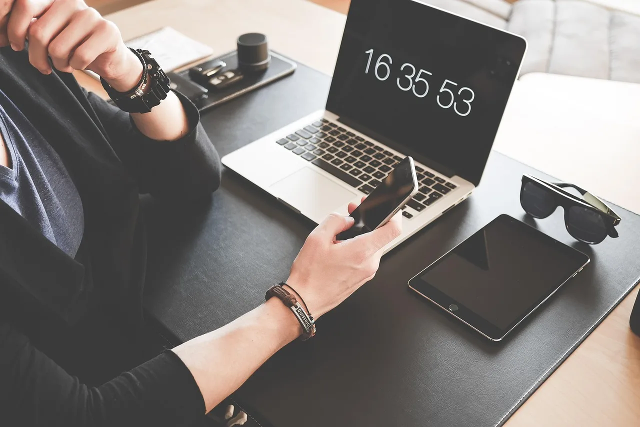 Ev ofis modern teknoloji ortamı - düzenli masa