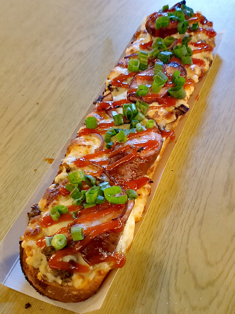 Ev Yapımı Bol Malzemeli Uzun Pizza: Peynir, Sucuk ve Yeşil Soğan ile Mükemmel Lezzet