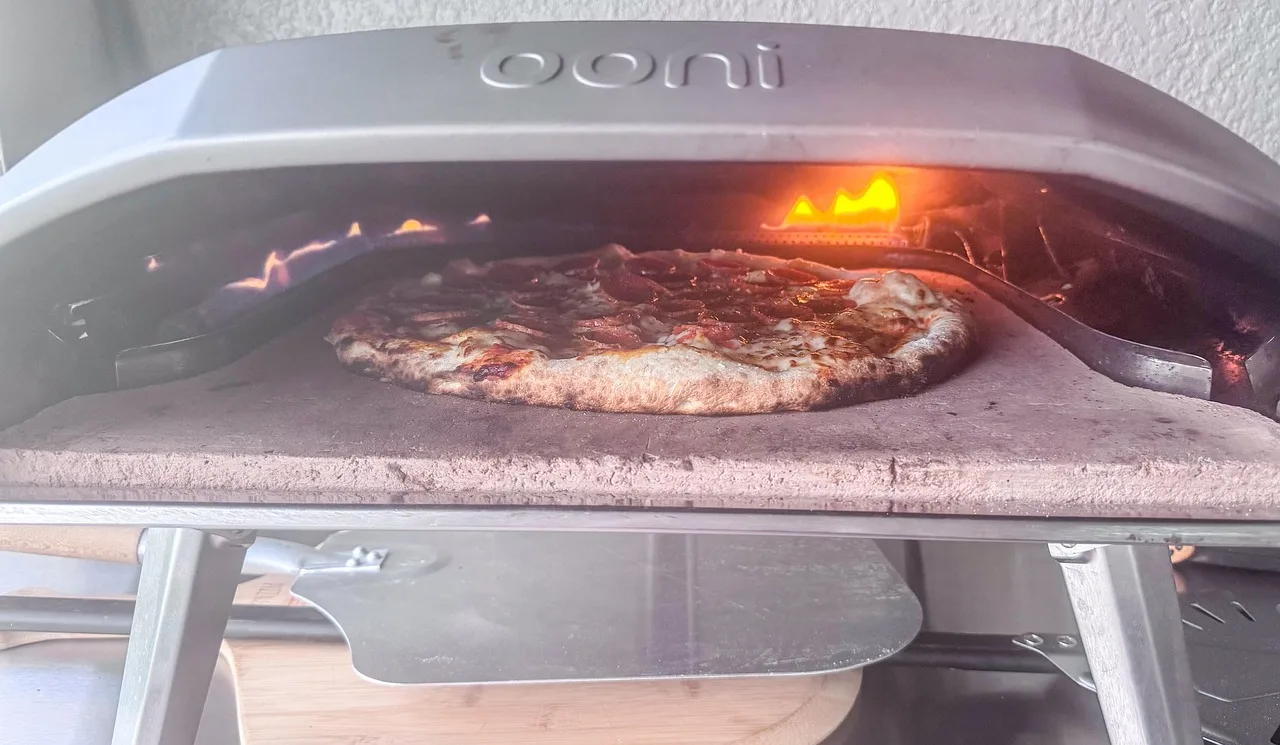 Ev yapımı pizza fırında pişirilmiş - sağlıklı yemek