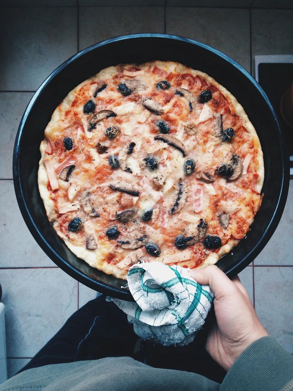 Ev yapımı sıcak pizza görüntüsü - mutfak