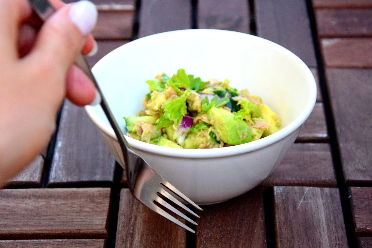 Ev yapımı taze sebzeli salata - sağlıklı öğün