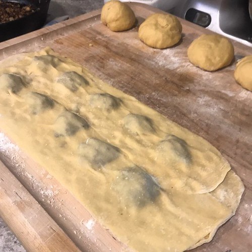 Evde El Açması Mantı Yapımı: Hamurun İçine Dolgu Yerleştirme Tekniği
