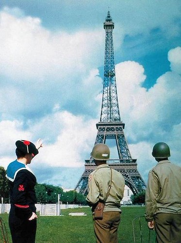 Eyfel Kulesi Önünde Askerler: Tarihi Paris Anısı ve Yeşil Park Manzarası