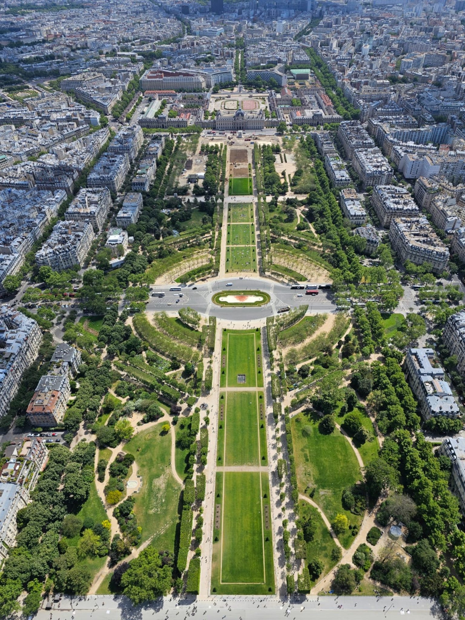 Eyfel Kulesi Tepesinden Paris ve Champ de Mars Parkının Büyüleyici Manzarası