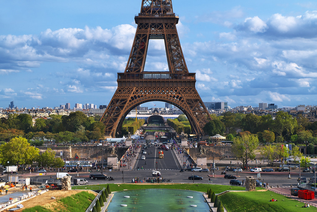 Eyfel Kulesi ve Önündeki Trocadéro Bahçelerinden Paris Panoraması