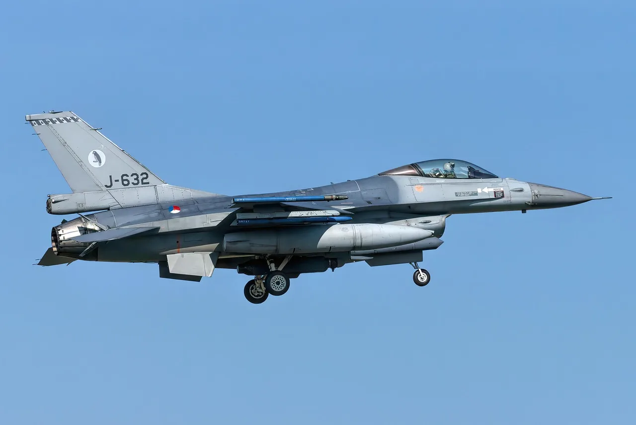 F-16 savaş uçağı gökyüzünde yüksek irtifa manevrası