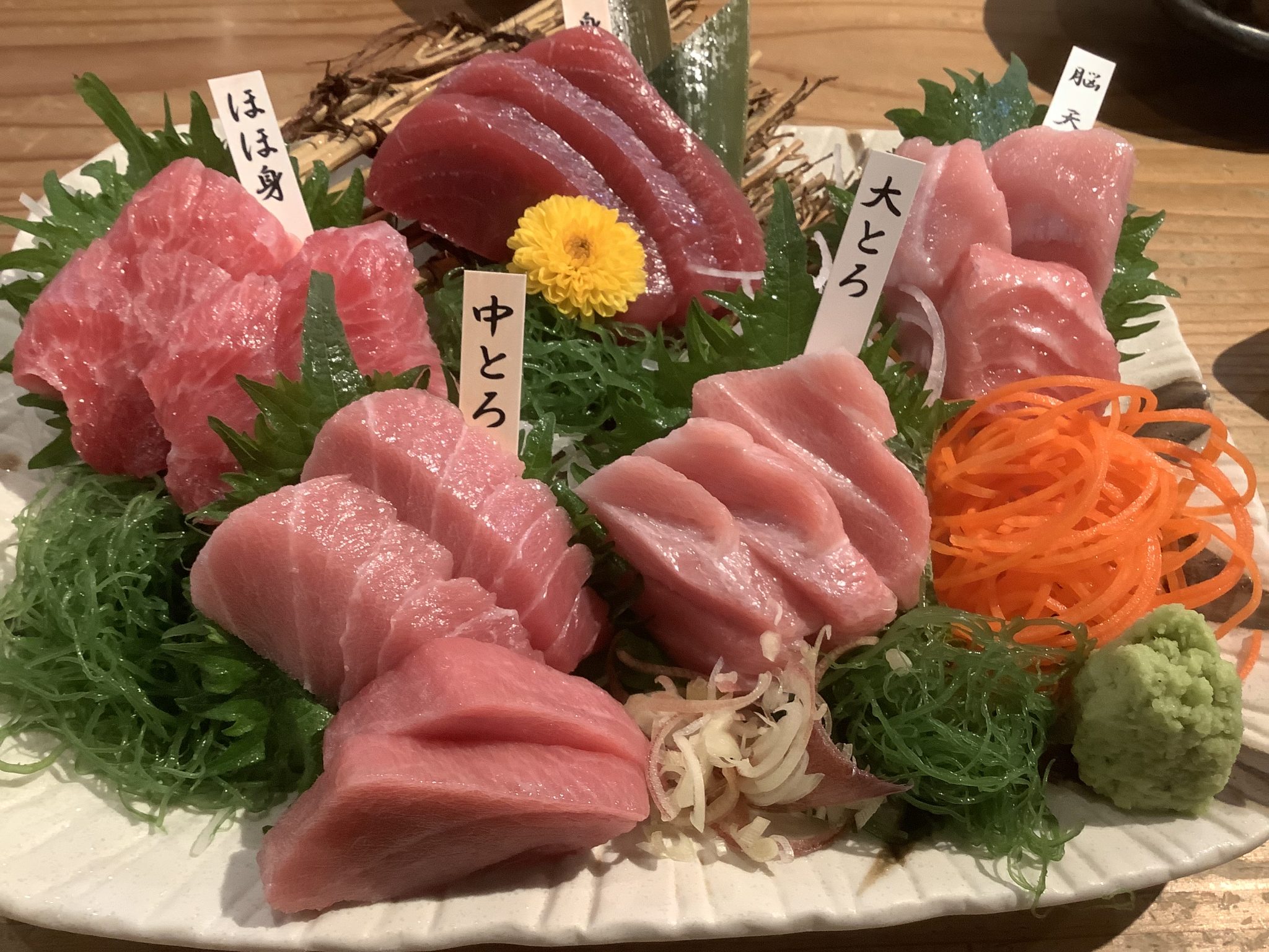Farklı Ton Balığı Kesimleriyle Hazırlanan Geleneksel Japon Sashimi Tabağı
