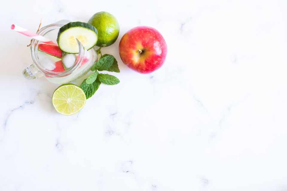 Ferahlatıcı Detoks Suyu: Limon, Salatalık ve Nane ile Yaz İçeceği Sunumu