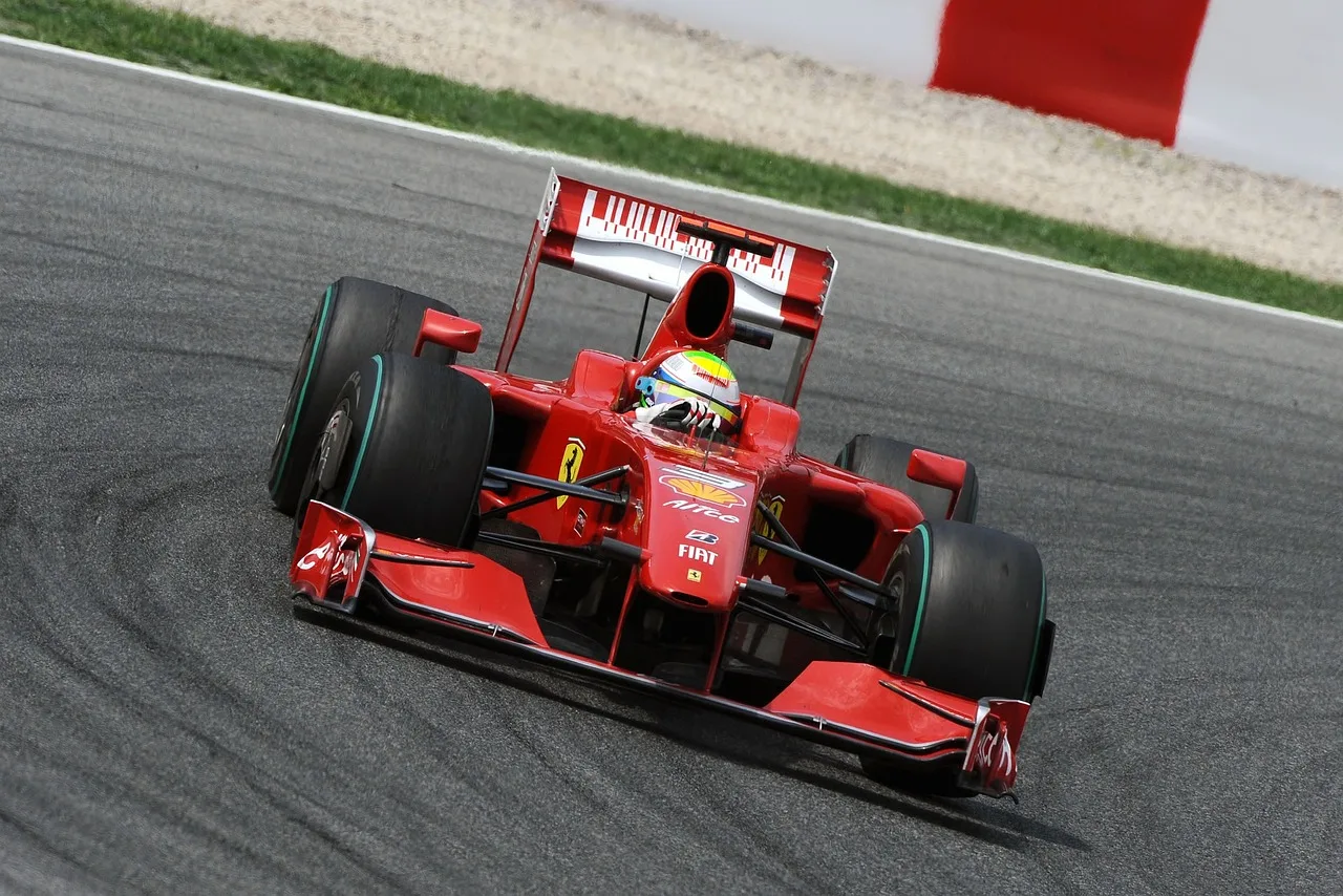Ferrari gri renkli spor araba - hızlı performans