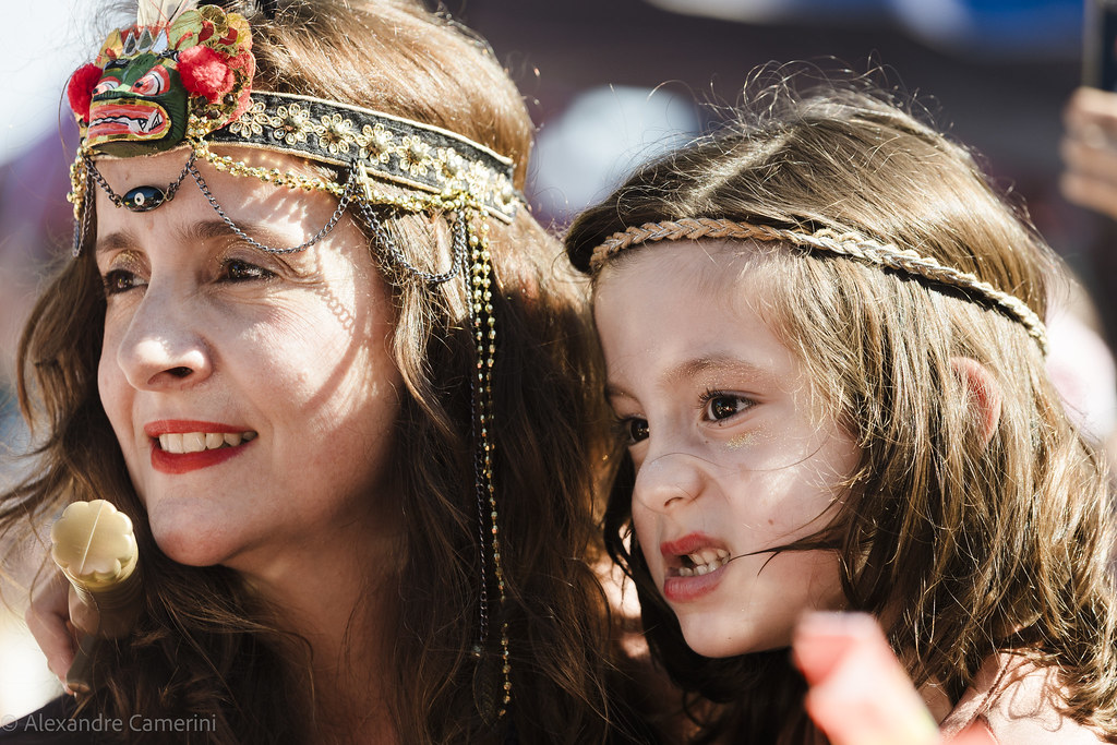 Festival Süslenmiş Anne Kız Portresi: Kültürel Başlıklar ve Sıcak Duygusal Bakışlar