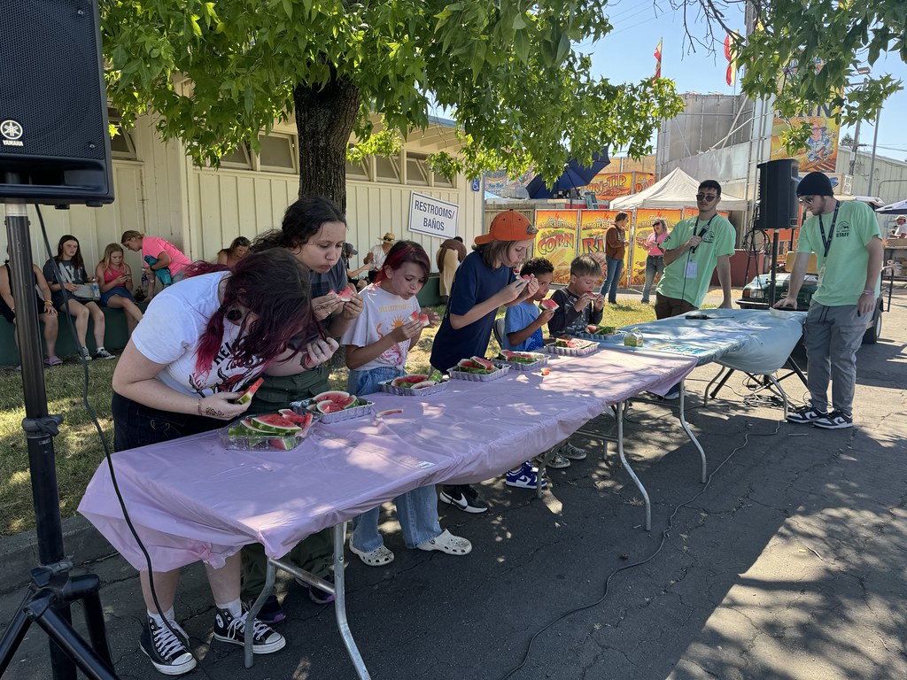 Festivale Özgü Karpuz Yeme Yarışmasında Çocukların ve Gençlerin Eğlenceli Anları Festivale Özgü Karpuz Yeme Yarışmasında Çocukların ve Gençlerin Eğlenceli Anları