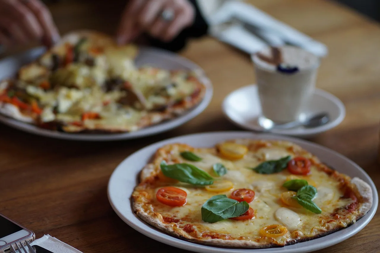 Fırından yeni çıkmış ev yapımı pizza dilimleri